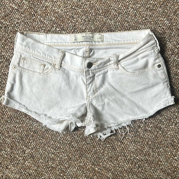 Abercrombie & Fitch white jean cut off shorts size 2/26 in great condition - Picture 3 of 4